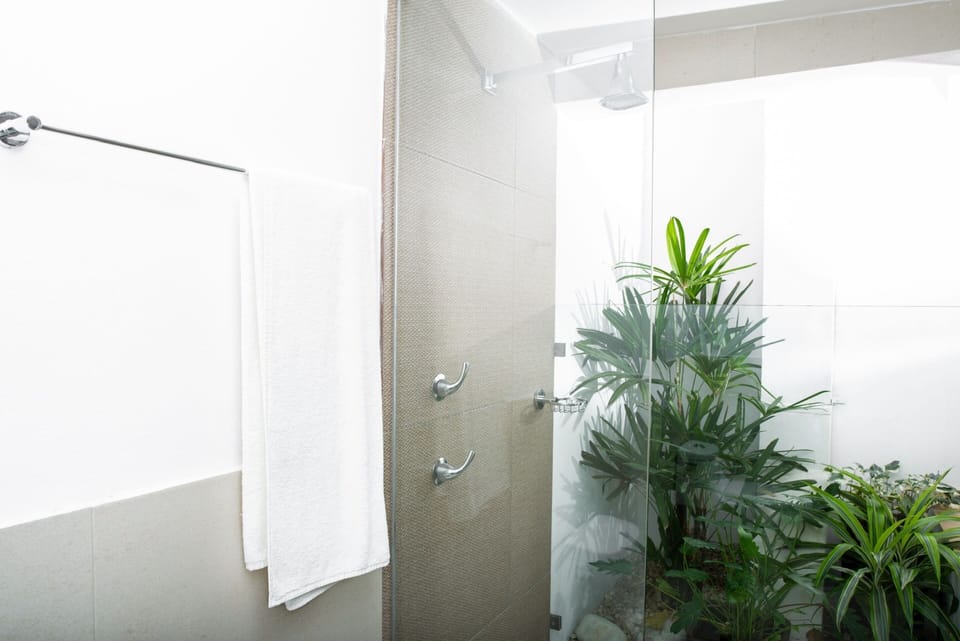 Family Double Room | Bathroom | Shower, rainfall showerhead, free toiletries, hair dryer (on request)