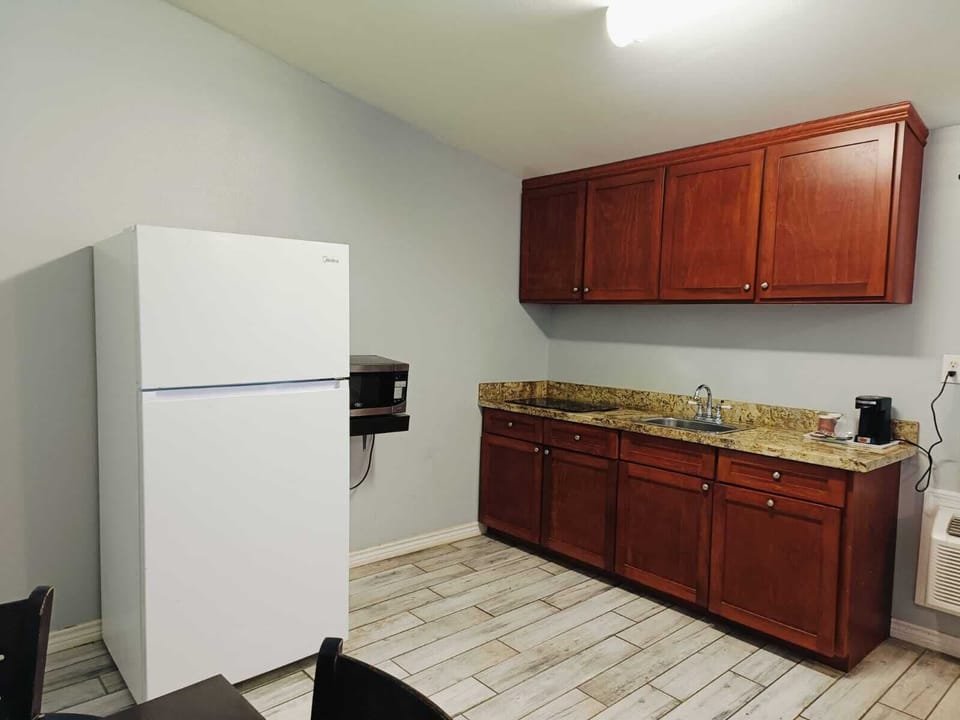 Apartment, 2 Bedrooms, Kitchen | Private kitchenette | Coffee/tea maker, mini-fridge, microwave
