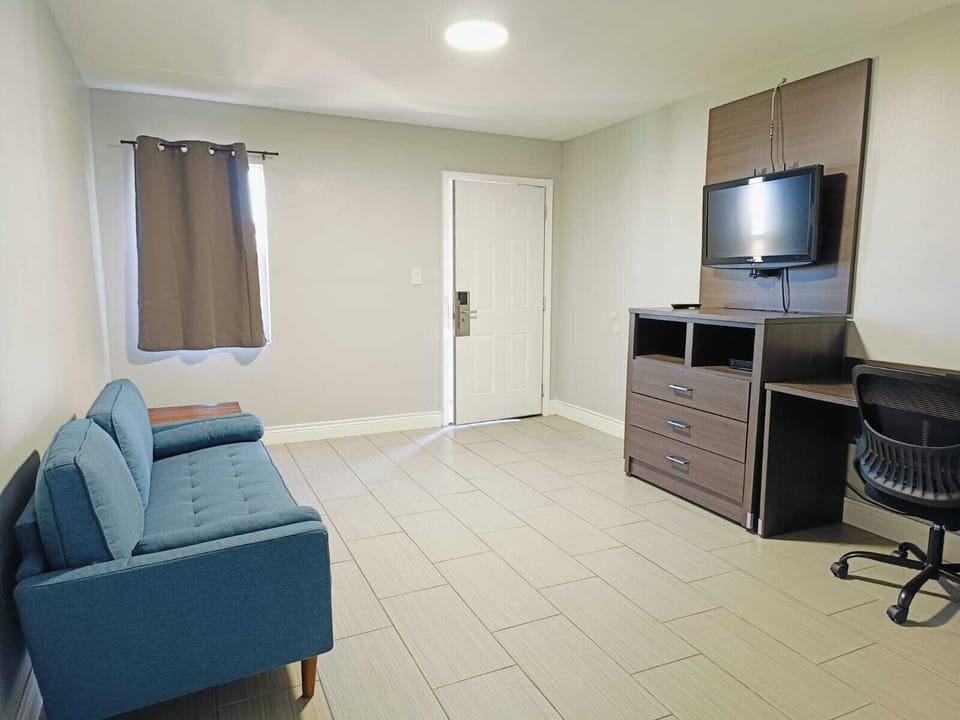 Deluxe Room, Multiple Beds, Non Smoking | Iron/ironing board, WiFi (free), bed sheets