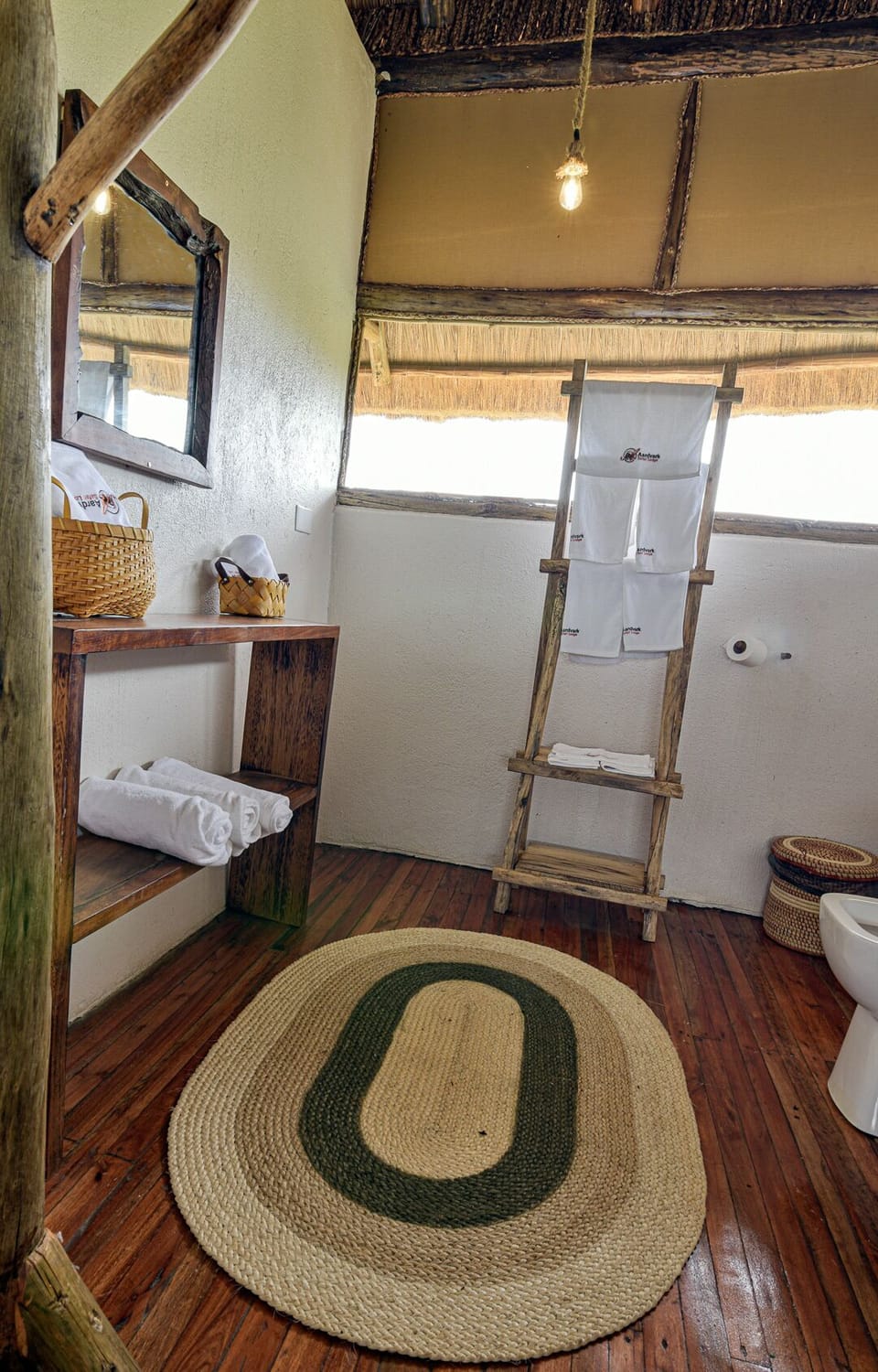 Rainfall showerhead, free toiletries, towels, soap