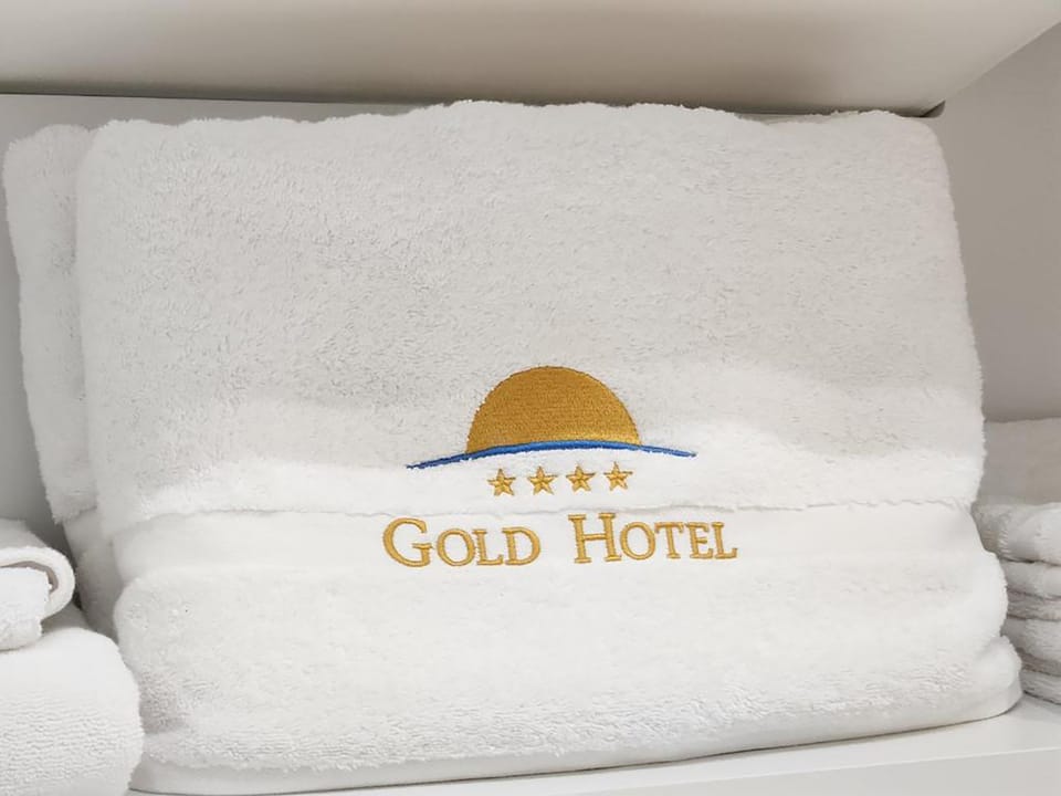 Hydromassage showerhead, free toiletries, hair dryer, slippers