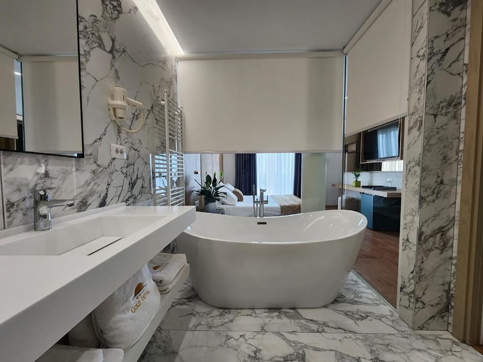 Deluxe Double Room with Balcony and Sea View | Bathroom | Hydromassage showerhead, free toiletries, hair dryer, slippers