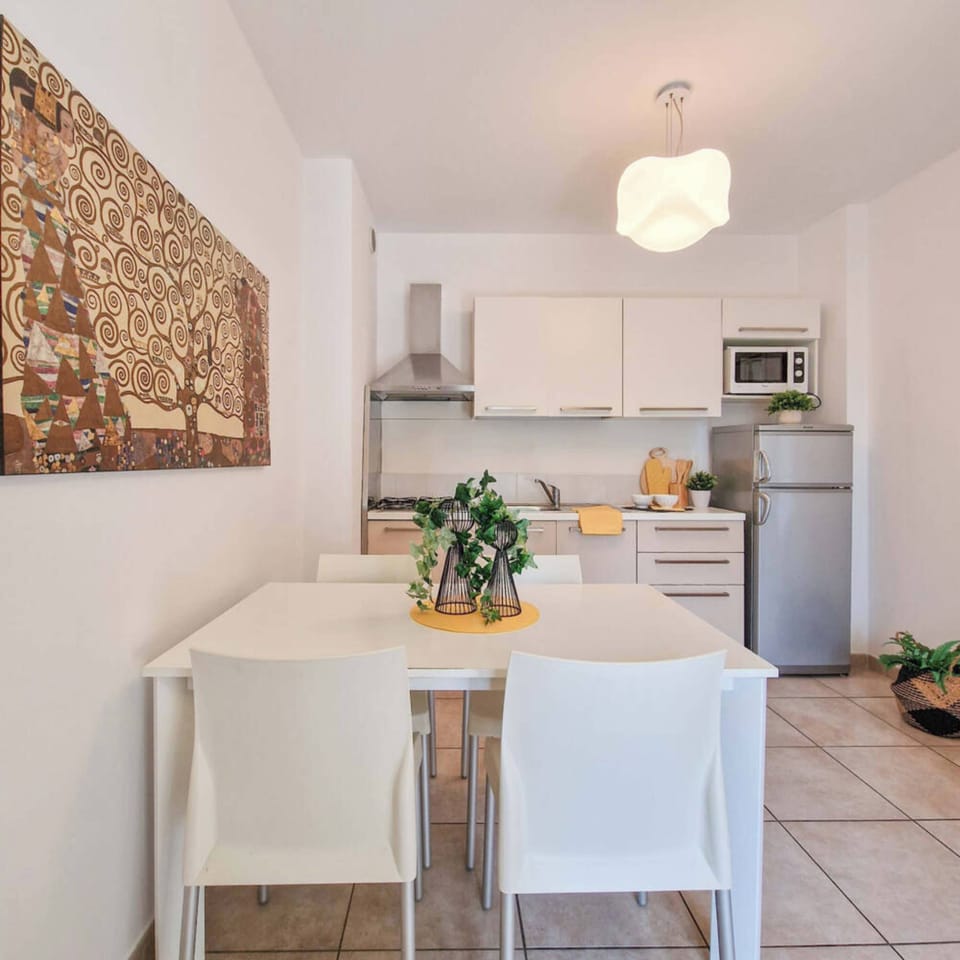 Apartment, 1 Bedroom, Garden View | Dining room