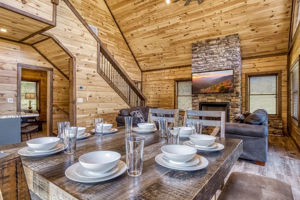 Cabin, 3 Bedrooms | Dining