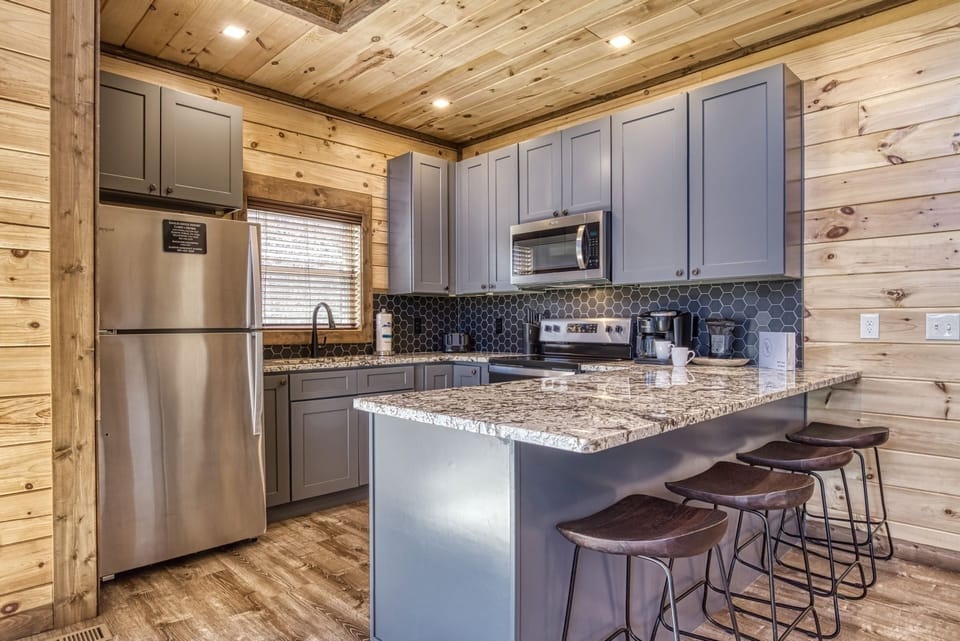 Cabin, 3 Bedrooms | Private kitchen | Fridge, oven, coffee/tea maker, toaster