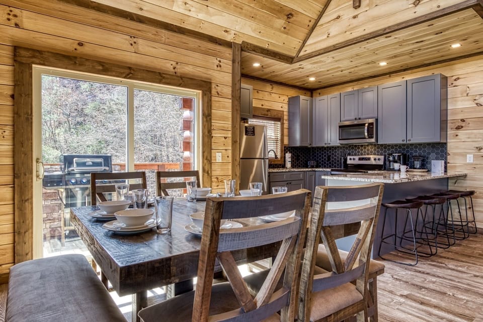 Cabin, 3 Bedrooms | Private kitchen | Fridge, oven, coffee/tea maker, toaster