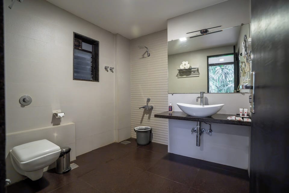 Deluxe Room | Bathroom | Shower, rainfall showerhead, free toiletries, towels