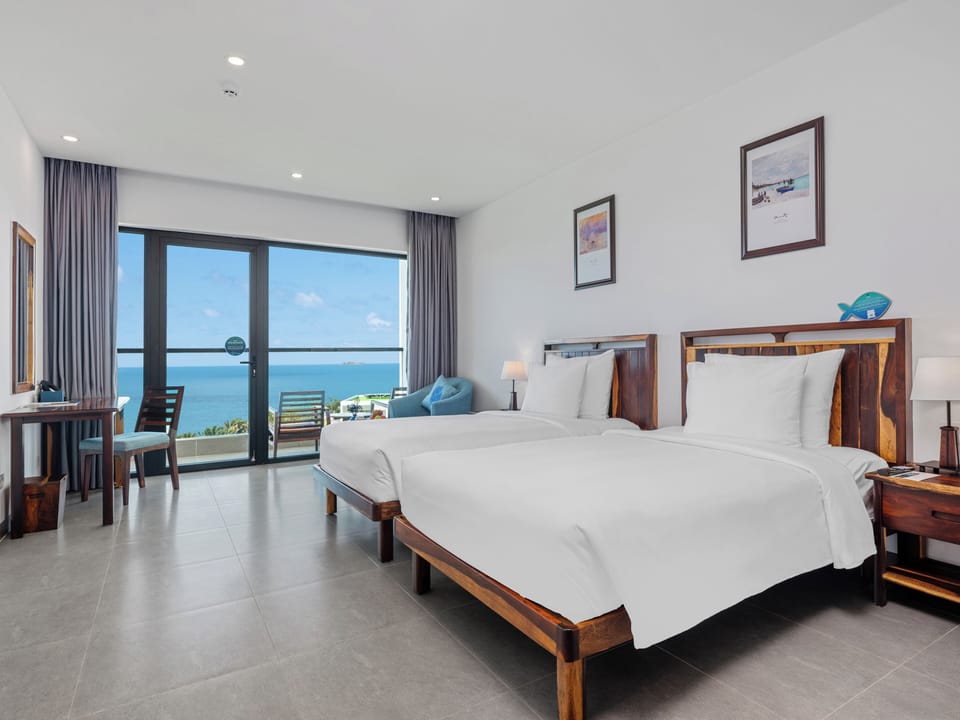 Senior Deluxe Twin Room | In-room safe, desk, laptop workspace, soundproofing