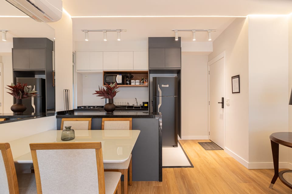 Deluxe Apartment | Private kitchen | Full-size fridge, microwave, oven, stovetop