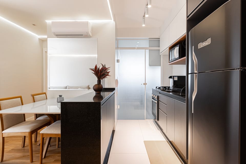 Deluxe Apartment | Private kitchen | Full-size fridge, microwave, oven, stovetop