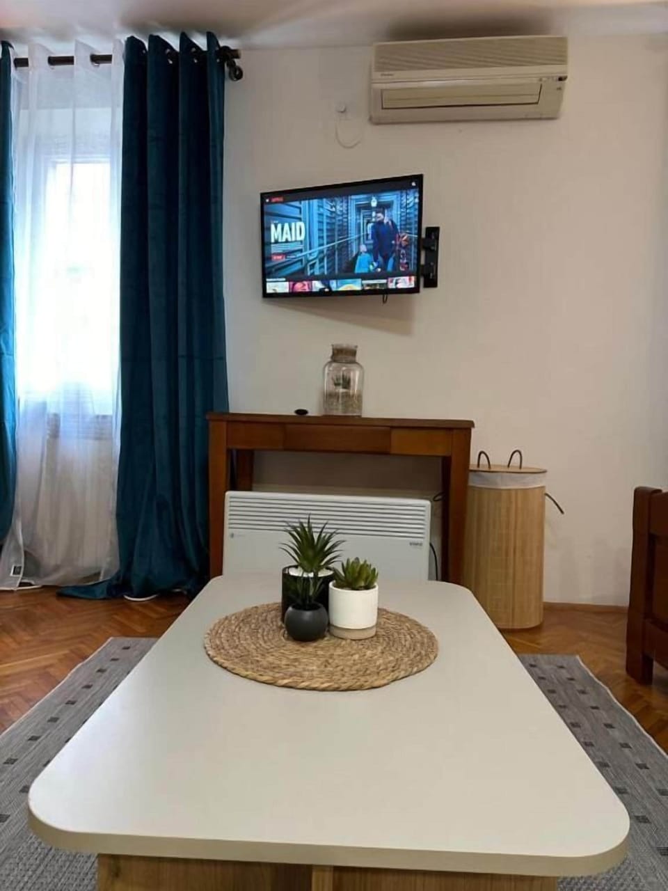 Luxury Studio, City View | In-room dining