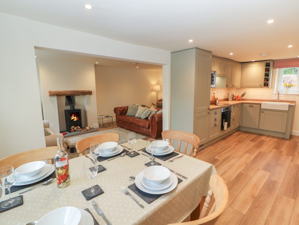Cottage | Dining
