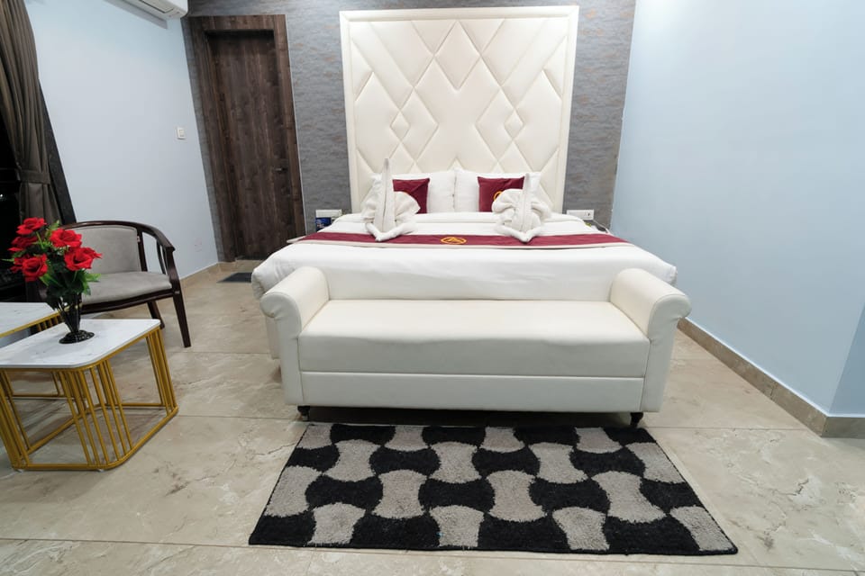 Junior Suite | Individually furnished, desk, laptop workspace, soundproofing
