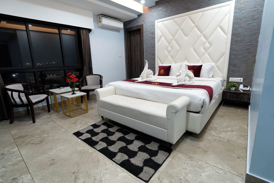 Junior Suite | Individually furnished, desk, laptop workspace, soundproofing