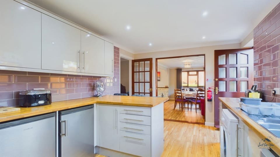 House | 5 bedrooms, desk