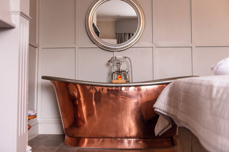Junior Double Room, 1 Double Bed | Bathroom | Combined shower/tub, eco-friendly toiletries, hair dryer, towels
