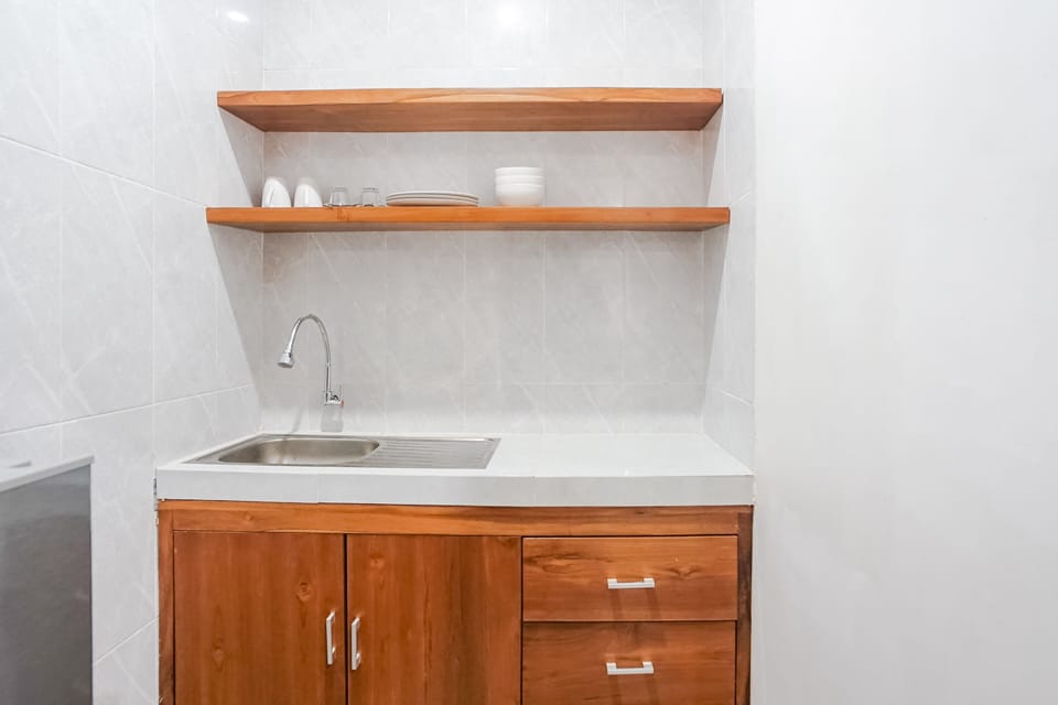 Deluxe Double Room | Private kitchen | Paper towels
