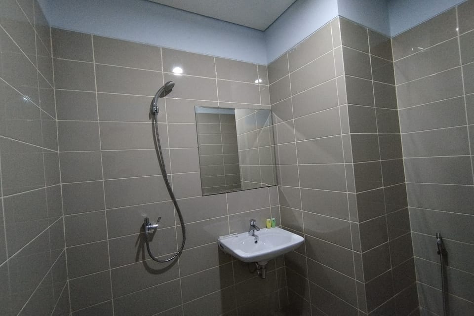 Superior Twin Room | Bathroom | Shower, rainfall showerhead, towels