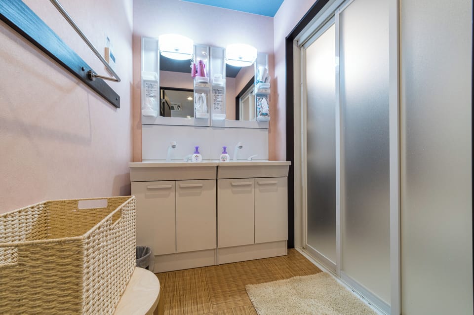 Combined shower/tub, free toiletries, hair dryer, slippers