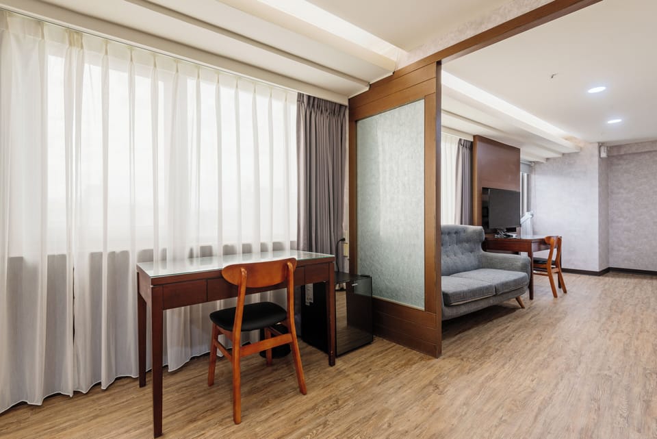 Family Room | Desk, free WiFi, bed sheets