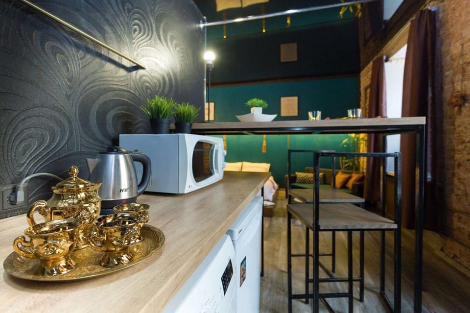 Deluxe Apartment | Private kitchen | Full-size fridge, microwave, stovetop, electric kettle