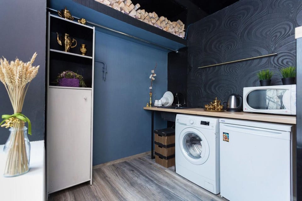 Deluxe Apartment | Private kitchen | Full-size fridge, microwave, stovetop, electric kettle
