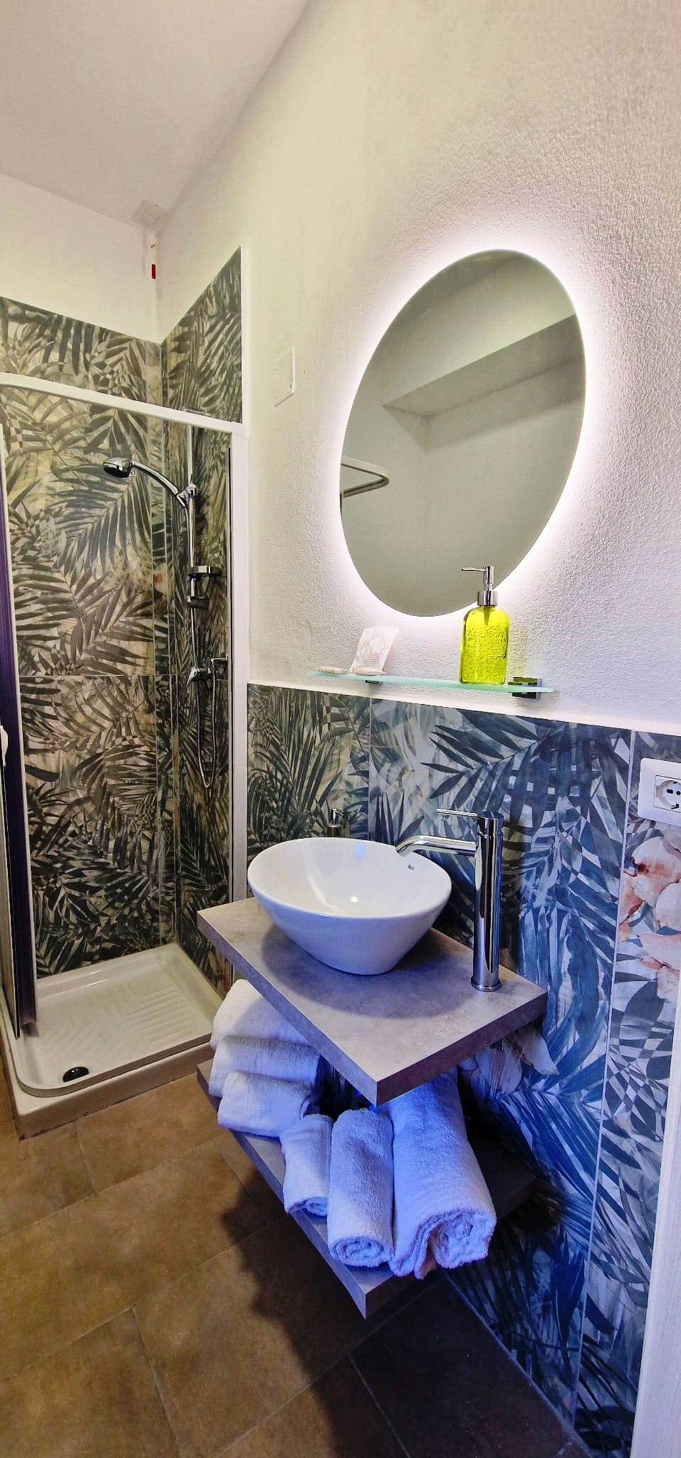 Classic Double or Twin Room | Bathroom | Shower, rainfall showerhead, towels