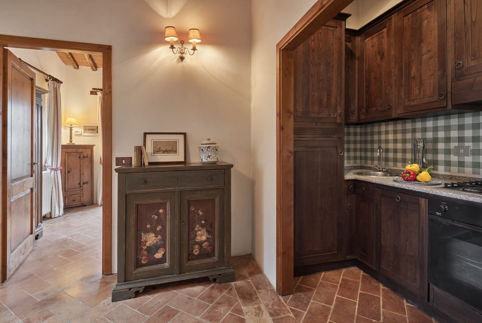 Comfort House | Private kitchen | Full-size fridge, microwave, oven, stovetop