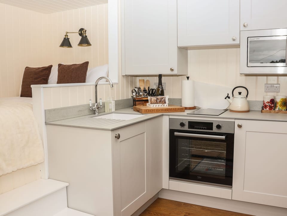 Fridge, cookware/dishes/utensils