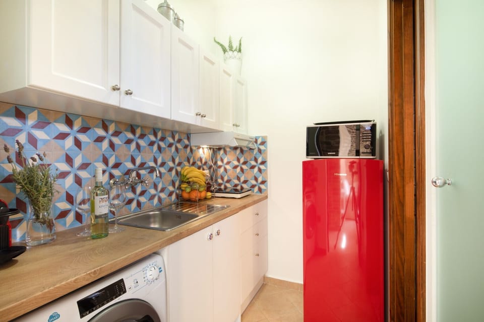 City Apartment | Private kitchen | Fridge, oven, stovetop, electric kettle