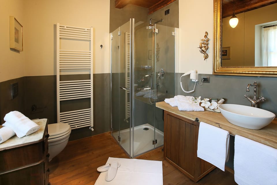 Superior Room | Bathroom | Shower, hair dryer, bidet, towels