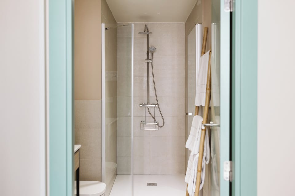 Standard Double Room | Bathroom | Shower, towels