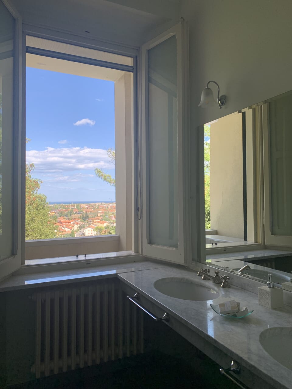 Deluxe Double Room | Bathroom | Free toiletries, hair dryer, bathrobes