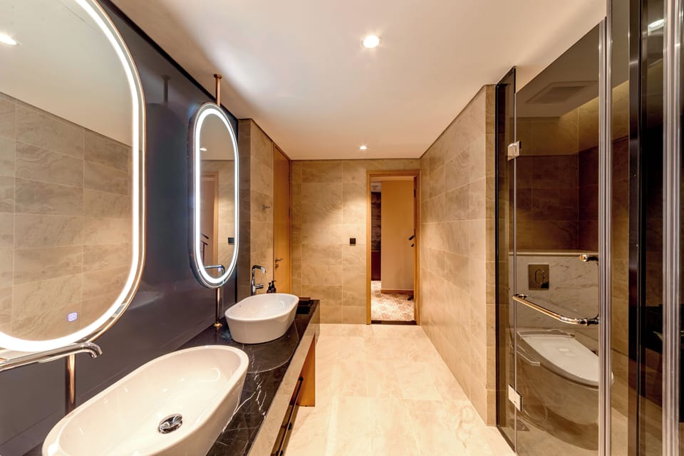 REY Suite | Bathroom | Shower, hydromassage showerhead, free toiletries, hair dryer