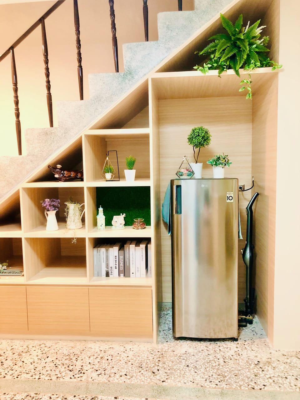 Full-size fridge, stovetop, coffee/tea maker, rice cooker