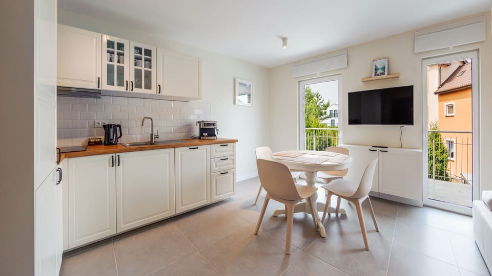 Apartament (D2) | Private kitchenette | Fridge, microwave, stovetop, dishwasher