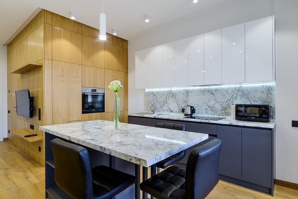 Business Apartment | Private kitchen | Full-size fridge, microwave, oven, stovetop