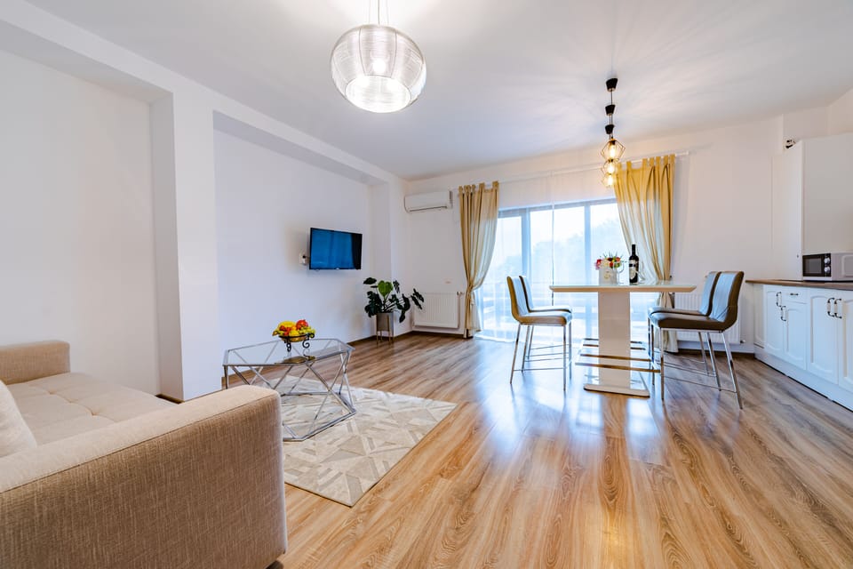 Classic Apartment | Bathroom | Combined shower/tub, hair dryer, towels, soap
