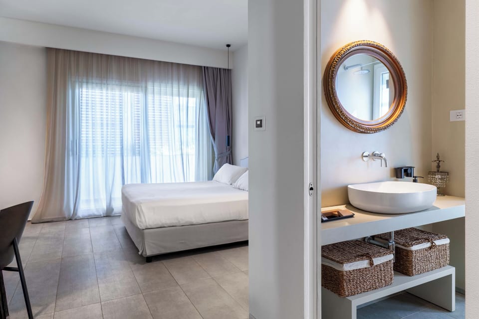 Executive Room with Terrace | Egyptian cotton sheets, premium bedding, down comforters, minibar