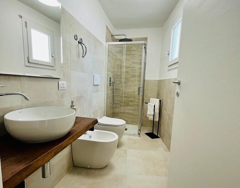 Apartment | Bathroom | Shower, rainfall showerhead, hair dryer, bidet