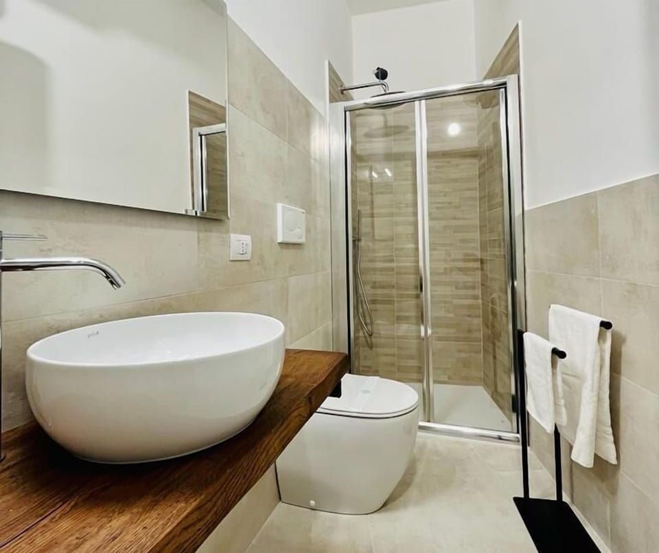 Apartment | Bathroom | Shower, rainfall showerhead, hair dryer, bidet