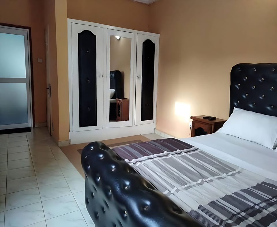 Luxury Apartment | Soundproofing, iron/ironing board, free WiFi, bed sheets