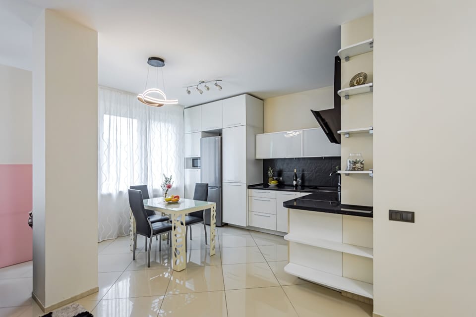 Apartment | Private kitchen | Full-size fridge, oven, stovetop, electric kettle
