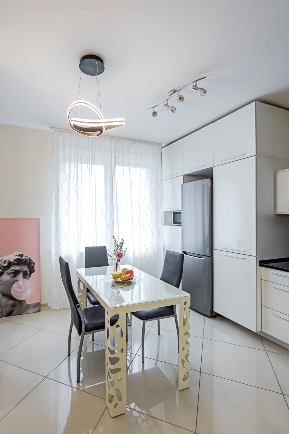 Apartment | Private kitchen | Full-size fridge, oven, stovetop, electric kettle