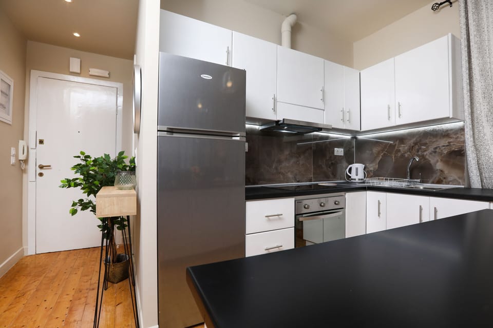 City Apartment | Private kitchen | Full-size fridge, oven, stovetop, electric kettle