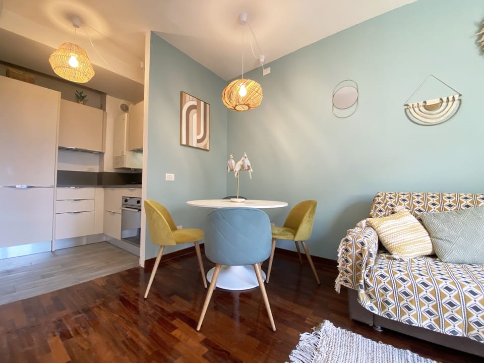 Deluxe Apartment | Private kitchen | Full-size fridge, oven, stovetop, dishwasher
