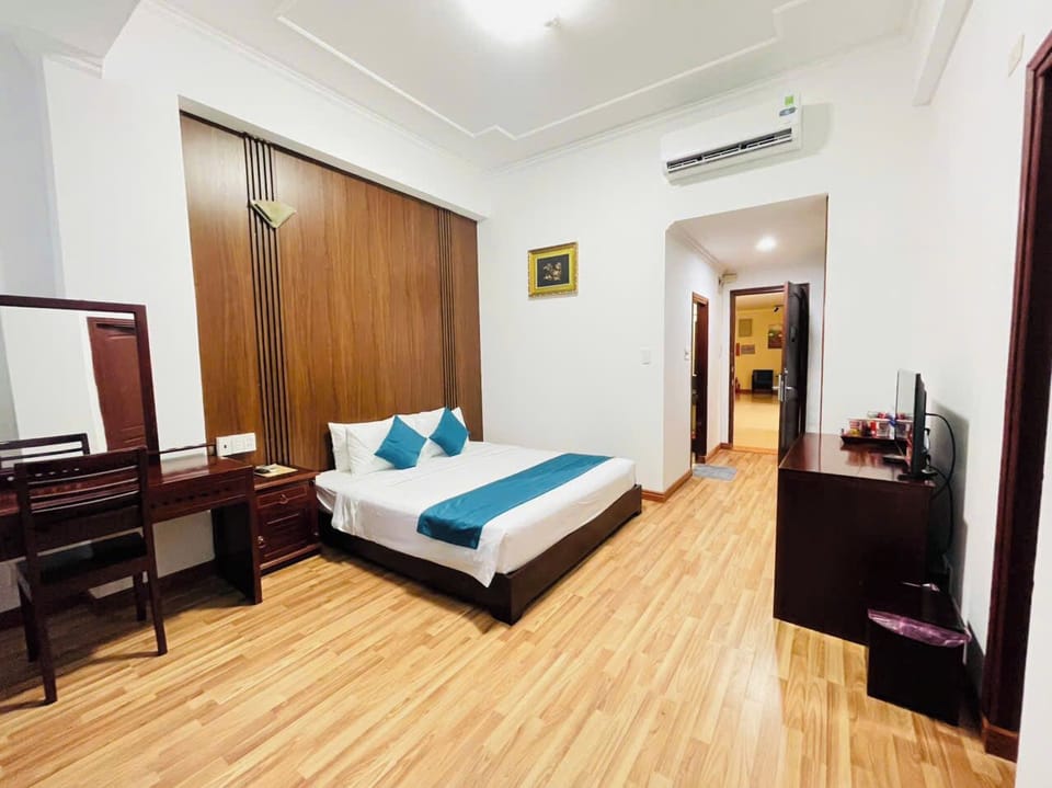 Premium bedding, minibar (some free items), WiFi (free), bed sheets