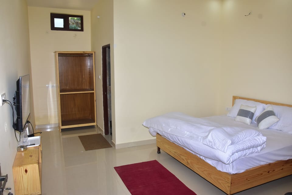 Deluxe Room | Iron/ironing board