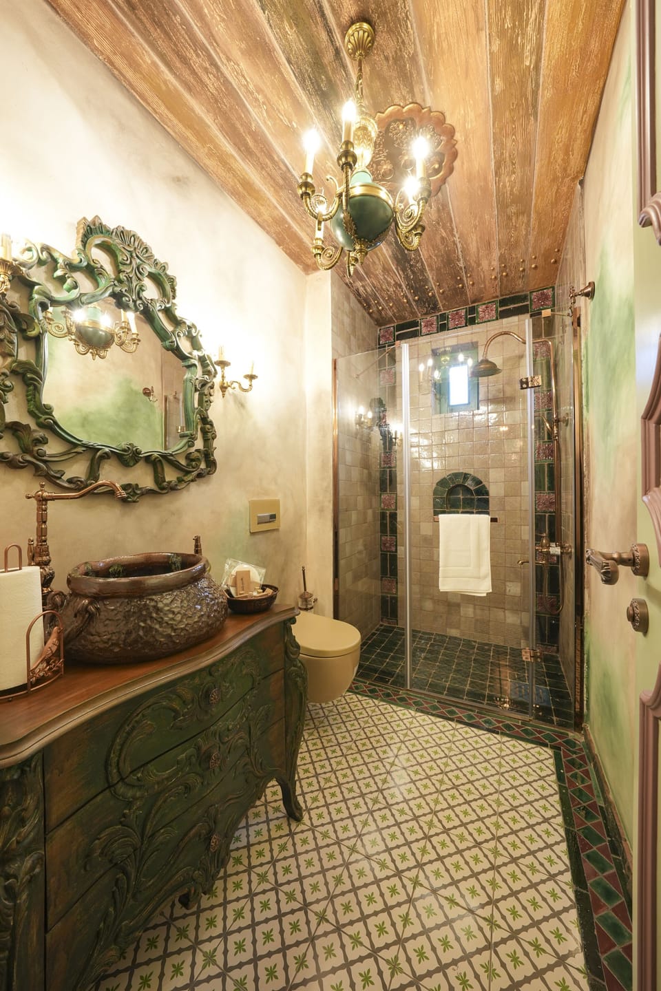 Superior Room | Bathroom | Shower, free toiletries, hair dryer, slippers