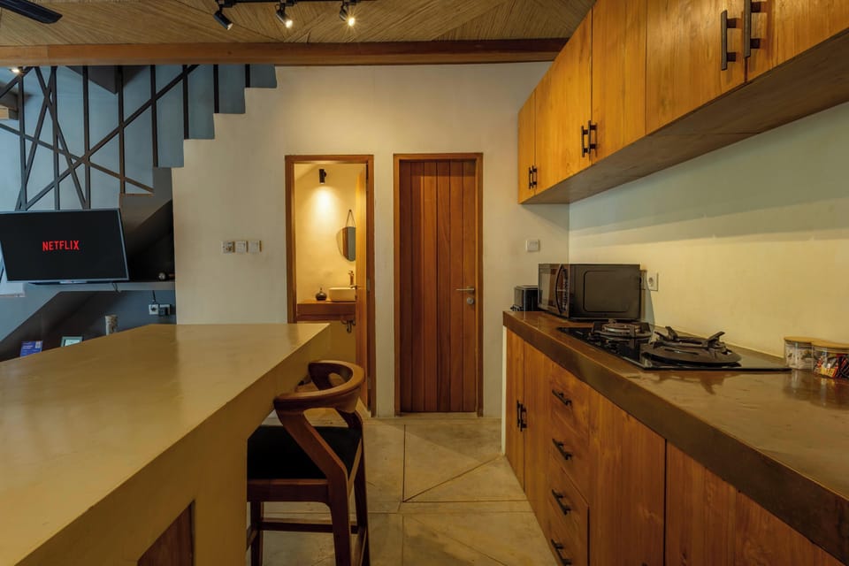 Classic Villa | Private kitchen | Fridge, stovetop, electric kettle, toaster